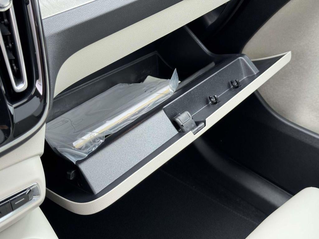 2023 Volvo XC40 B5 Plus Bright Theme