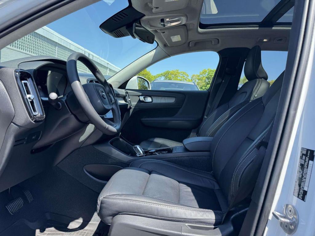 2023 Volvo XC40 B5 Plus Bright Theme