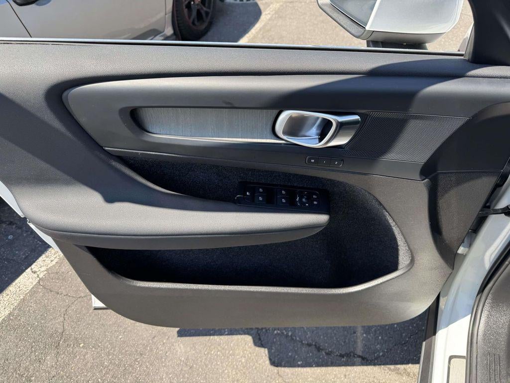 2023 Volvo XC40 B5 Plus Bright Theme