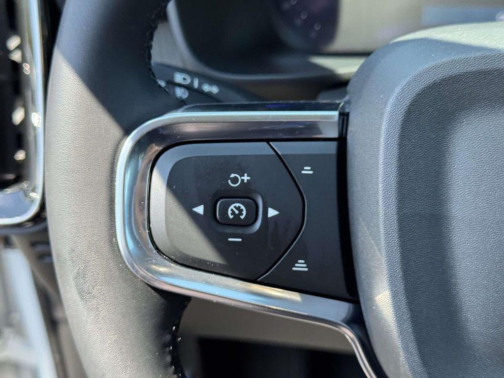 2023 Volvo XC40 B5 Plus Bright Theme