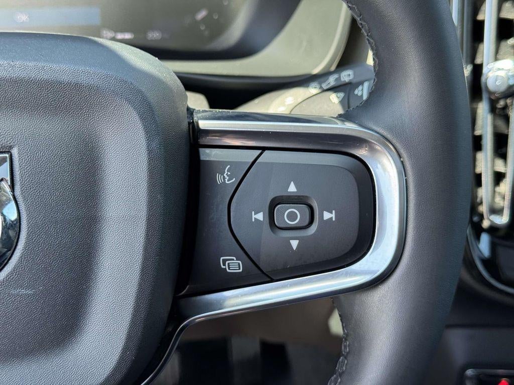 2023 Volvo XC40 B5 Plus Bright Theme