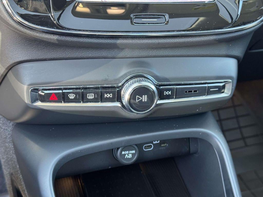 2023 Volvo XC40 B5 Plus Bright Theme