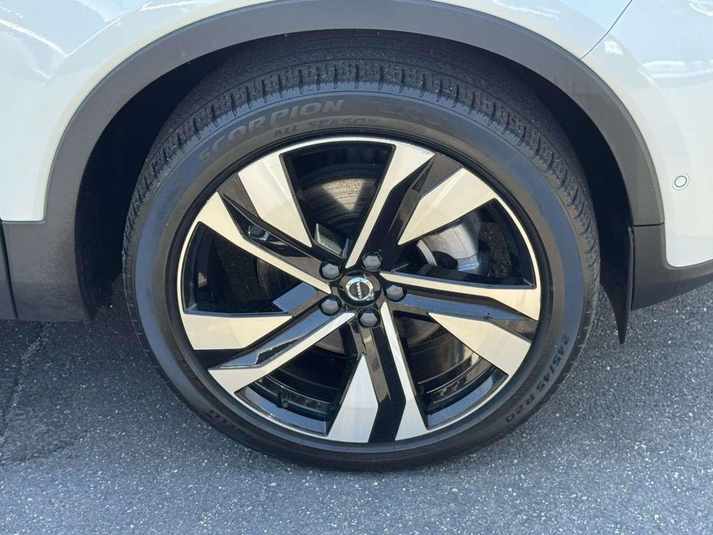 2023 Volvo XC40 B5 Plus Bright Theme