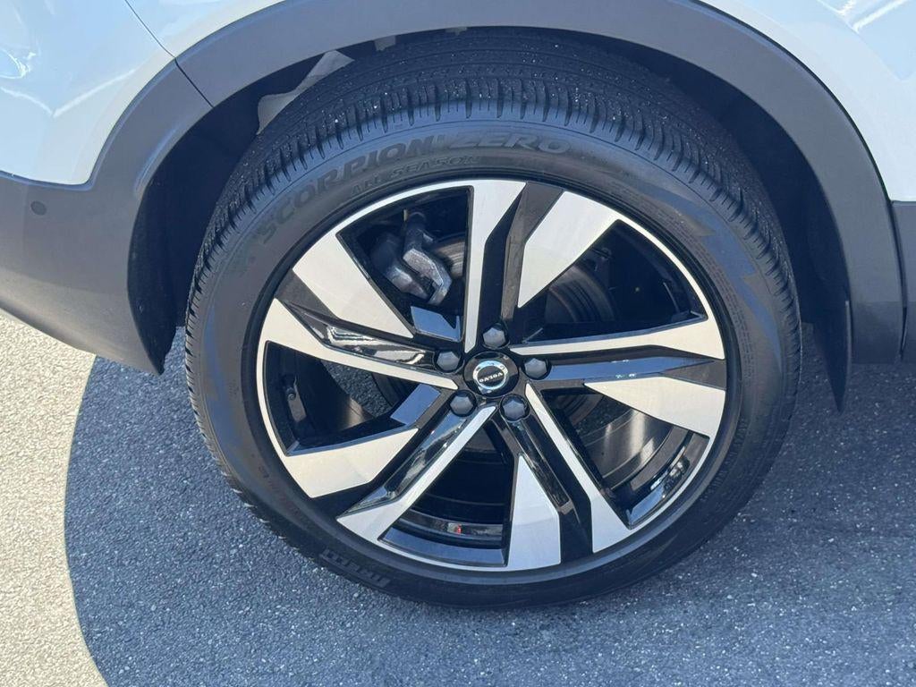 2023 Volvo XC40 B5 Plus Bright Theme