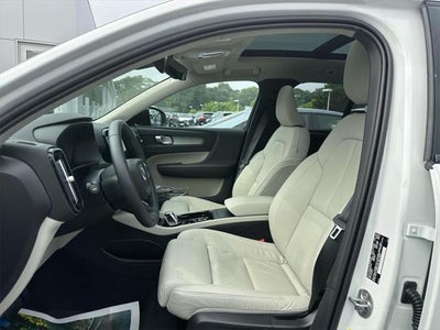 2023 Volvo XC40 B5 Plus Dark Theme