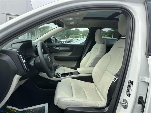2023 Volvo XC40 B5 Plus Dark Theme