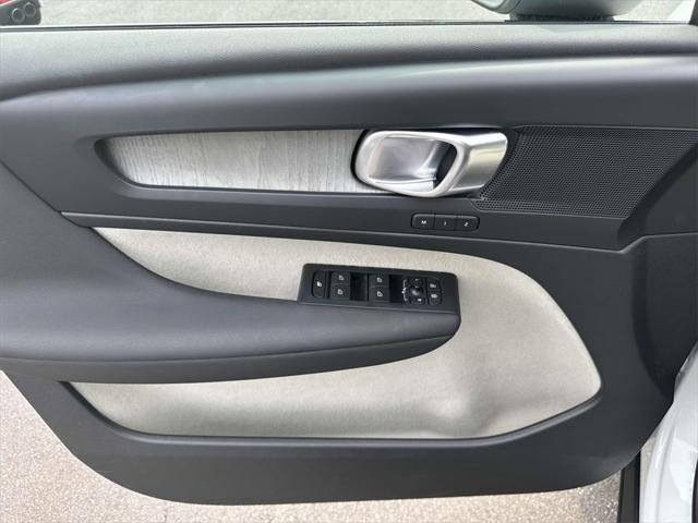 2023 Volvo XC40 B5 Plus Dark Theme