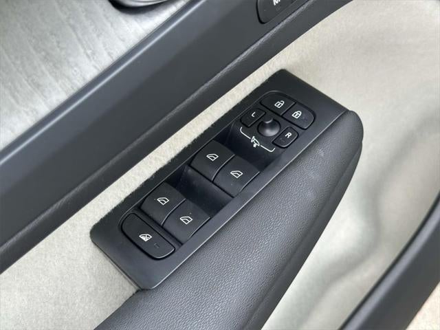 2023 Volvo XC40 B5 Plus Dark Theme