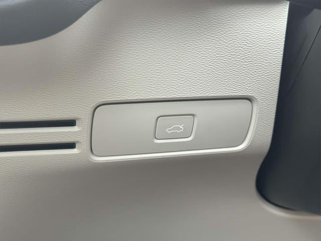 2023 Volvo XC40 B5 Plus Dark Theme