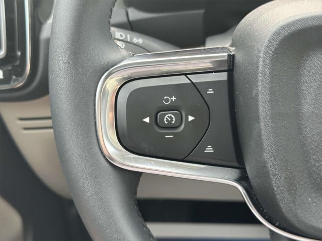 2023 Volvo XC40 B5 Plus Dark Theme