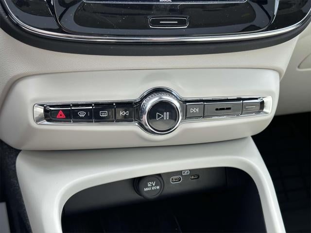 2023 Volvo XC40 B5 Plus Dark Theme
