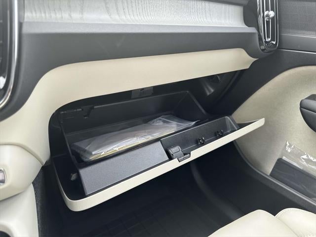 2023 Volvo XC40 B5 Plus Dark Theme
