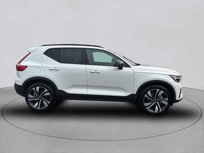 2023 Volvo XC40 B5 Plus Dark Theme