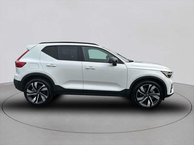 2023 Volvo XC40 B5 Plus Dark Theme