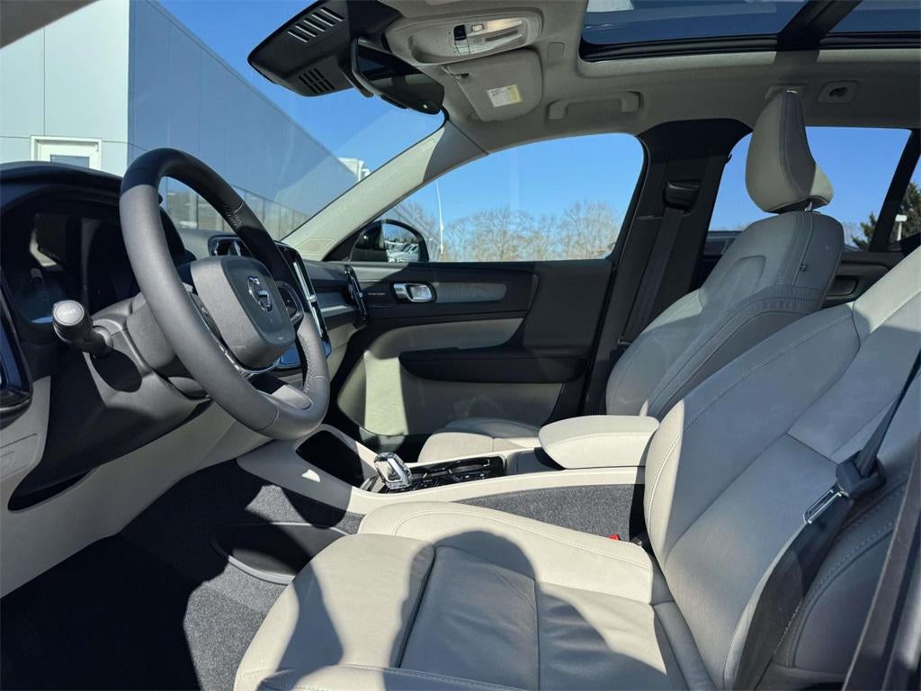 2023 Volvo XC40 B5 Plus Dark Theme