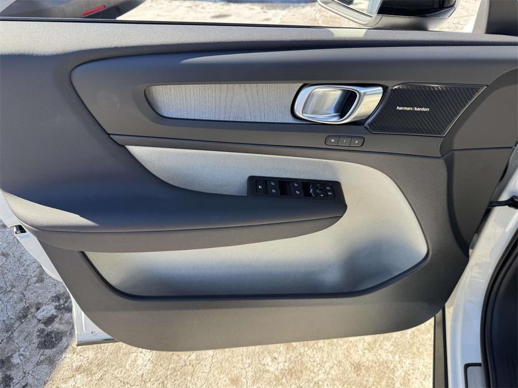 2023 Volvo XC40 B5 Plus Dark Theme