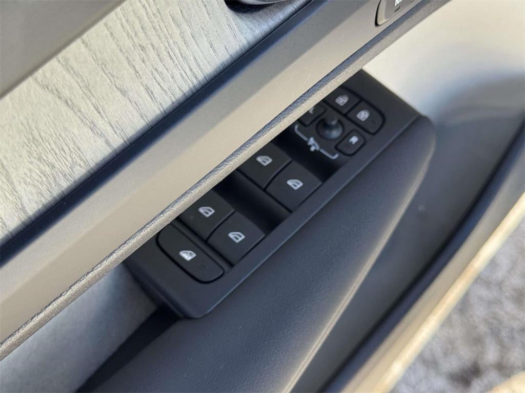 2023 Volvo XC40 B5 Plus Dark Theme