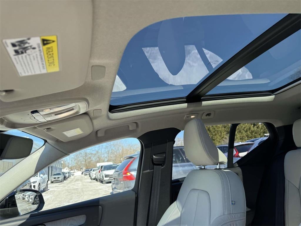 2023 Volvo XC40 B5 Plus Dark Theme