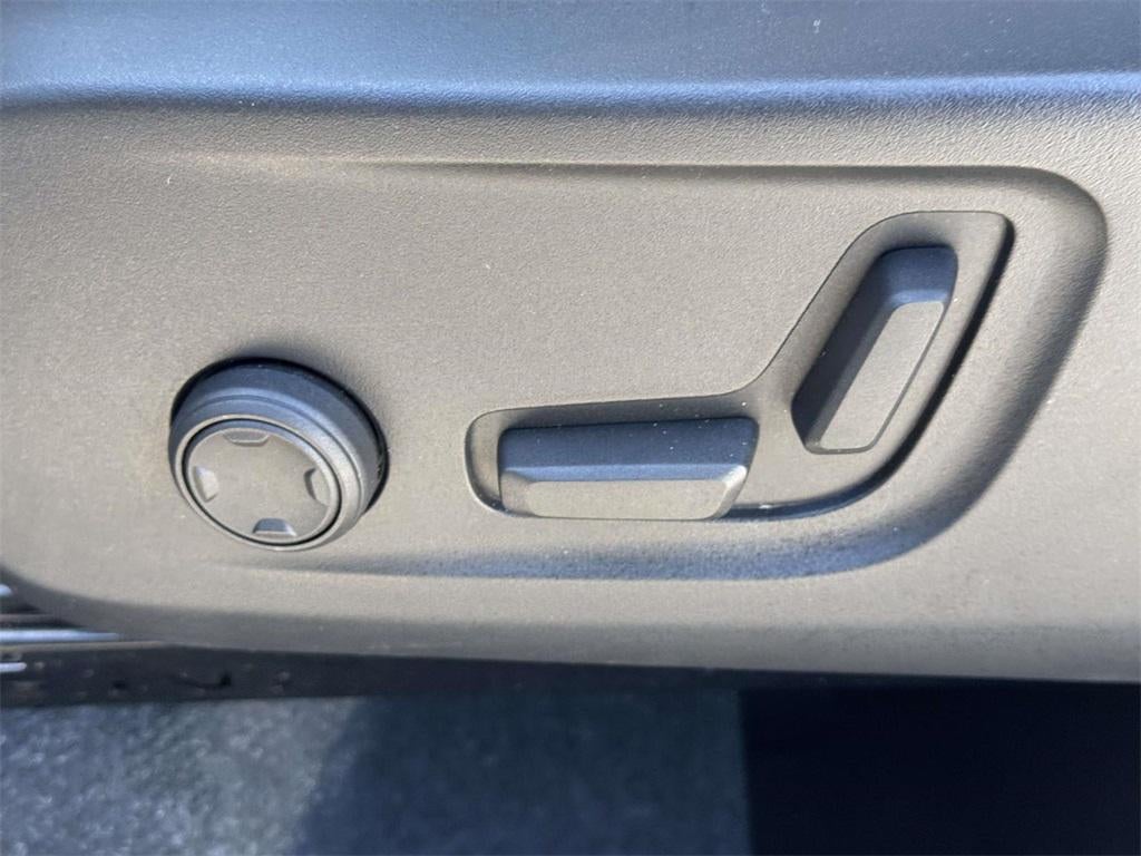 2023 Volvo XC40 B5 Plus Dark Theme