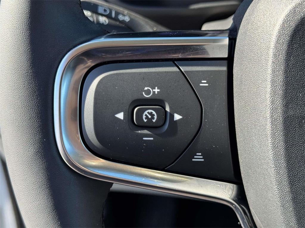 2023 Volvo XC40 B5 Plus Dark Theme