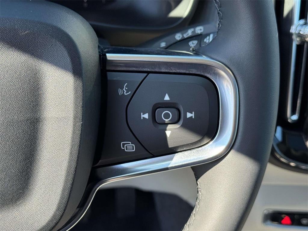 2023 Volvo XC40 B5 Plus Dark Theme