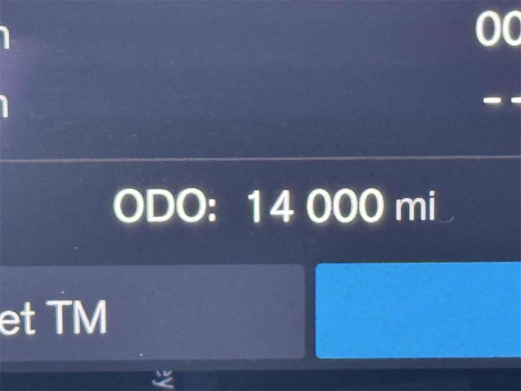 2023 Volvo XC40 B5 Plus Dark Theme