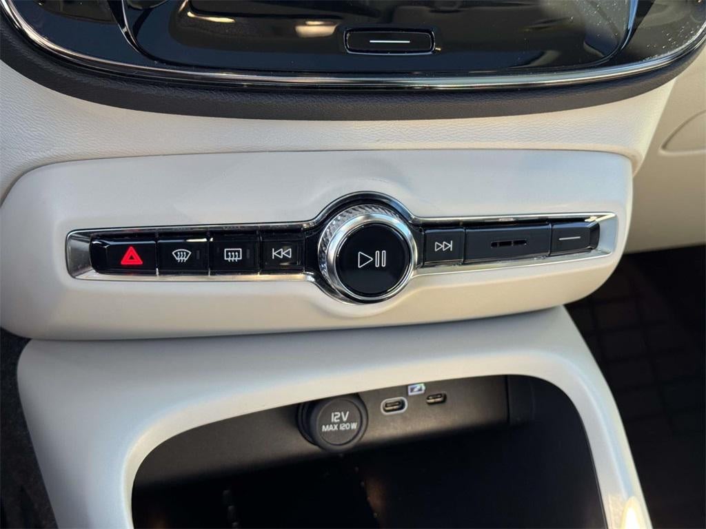 2023 Volvo XC40 B5 Plus Dark Theme