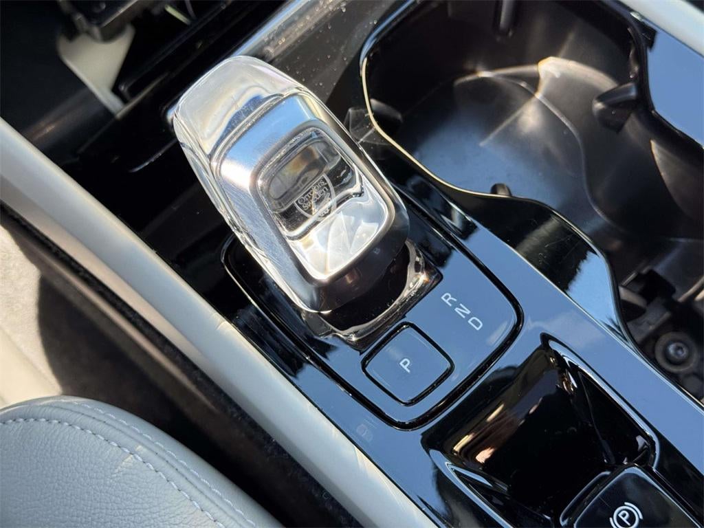 2023 Volvo XC40 B5 Plus Dark Theme