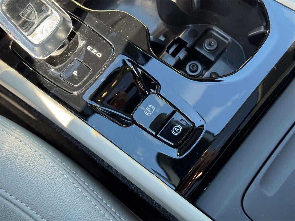 2023 Volvo XC40 B5 Plus Dark Theme