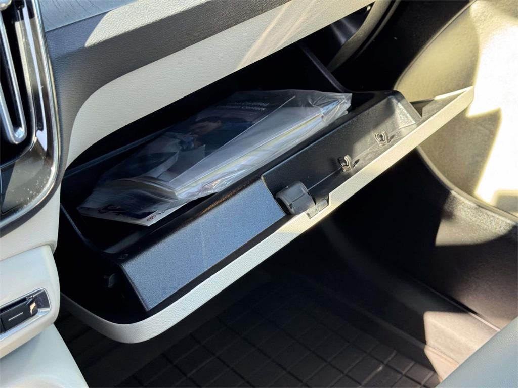 2023 Volvo XC40 B5 Plus Dark Theme