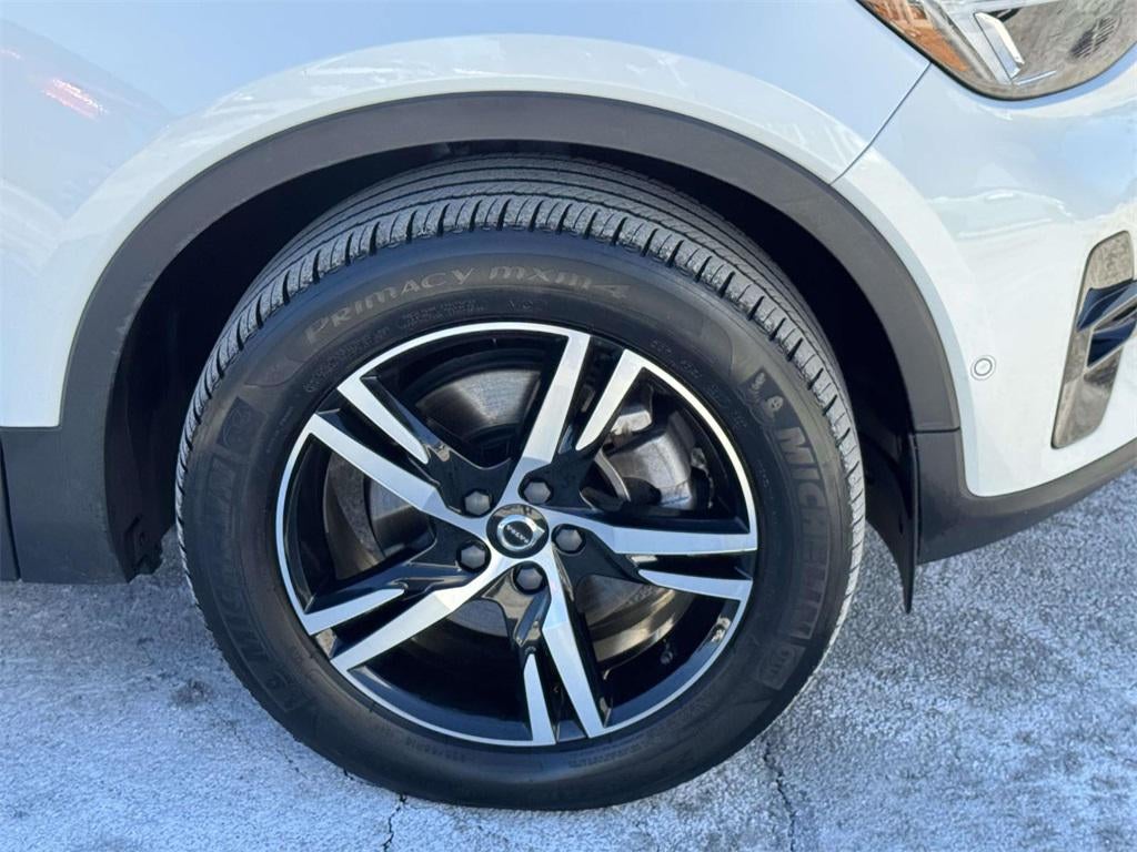 2023 Volvo XC40 B5 Plus Dark Theme