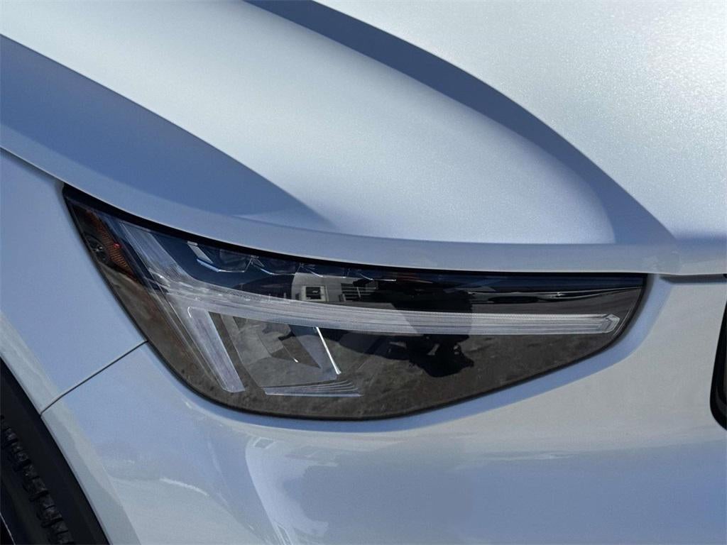 2023 Volvo XC40 B5 Plus Dark Theme