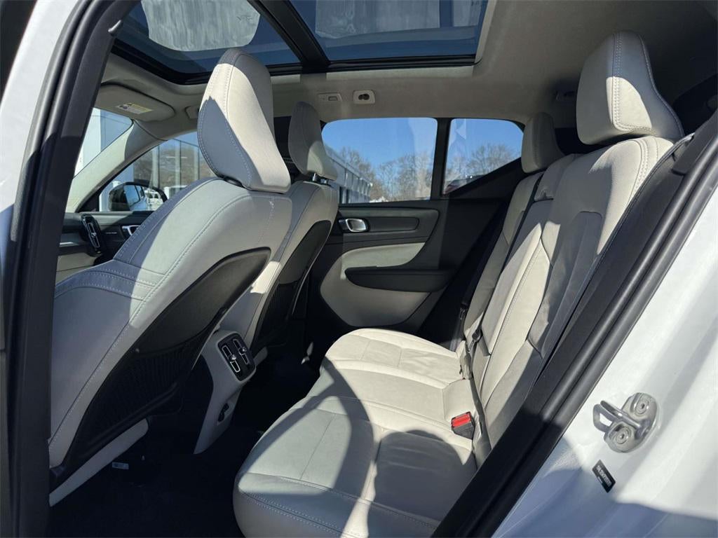 2023 Volvo XC40 B5 Plus Dark Theme