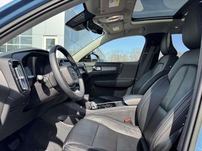 2023 Volvo XC40 B5 Plus Dark Theme