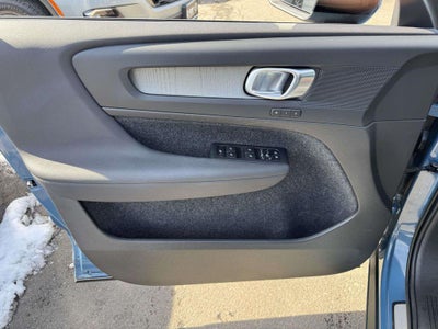 2023 Volvo XC40 B5 Plus Dark Theme