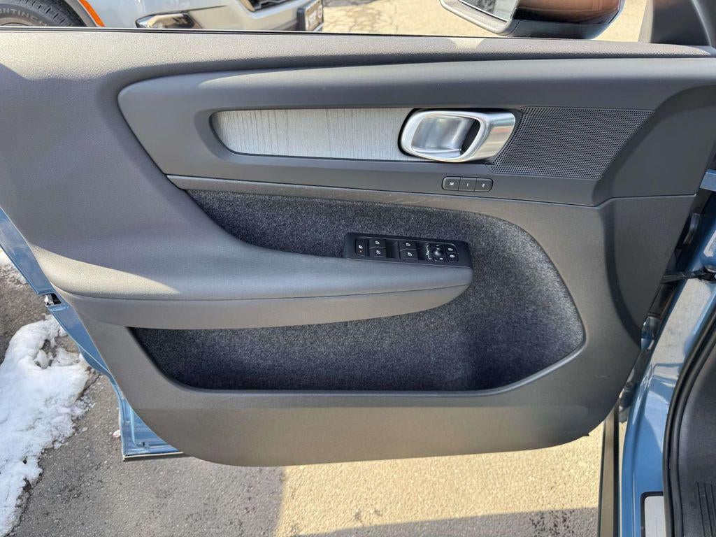 2023 Volvo XC40 B5 Plus Dark Theme