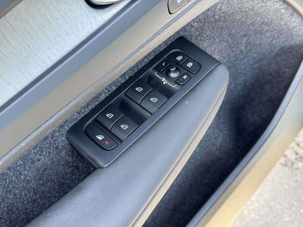 2023 Volvo XC40 B5 Plus Dark Theme