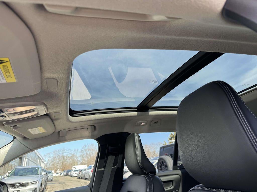 2023 Volvo XC40 B5 Plus Dark Theme