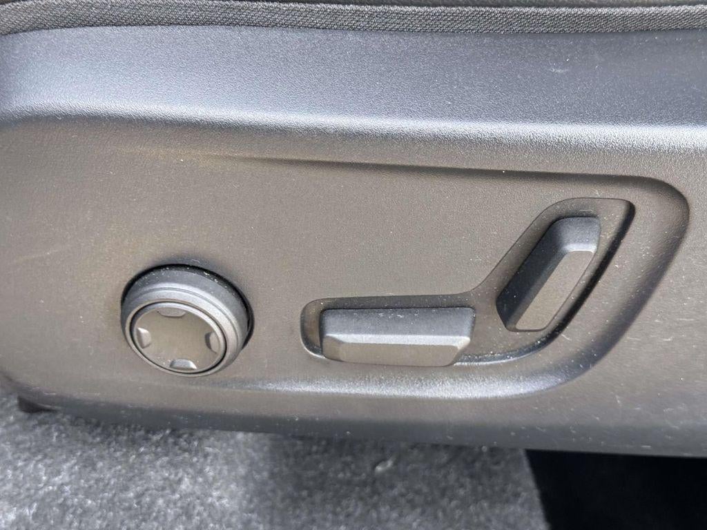 2023 Volvo XC40 B5 Plus Dark Theme