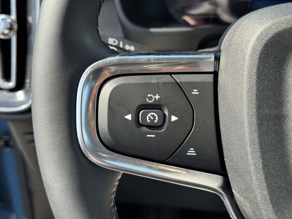 2023 Volvo XC40 B5 Plus Dark Theme