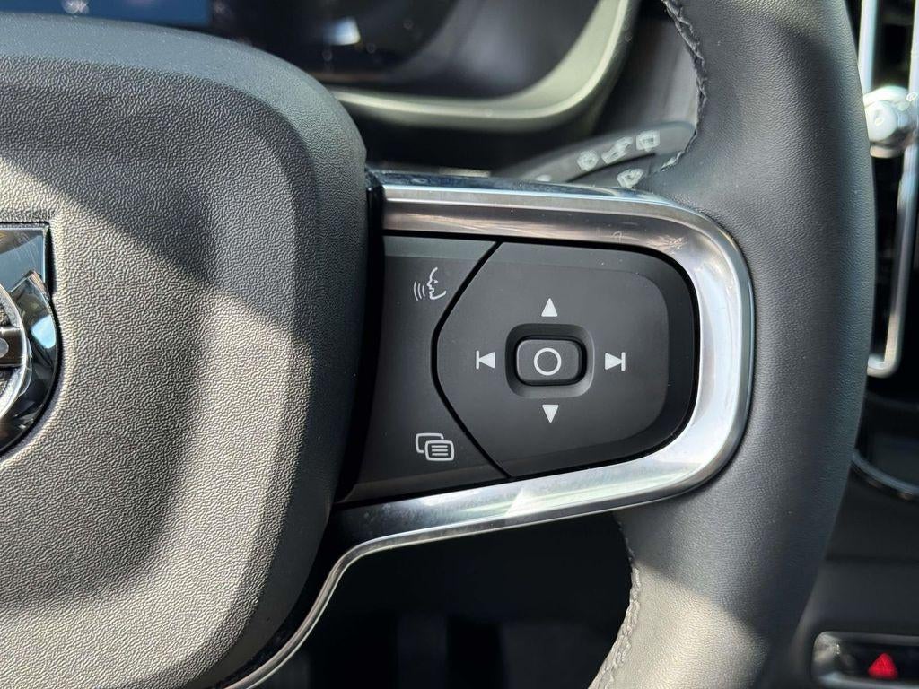 2023 Volvo XC40 B5 Plus Dark Theme