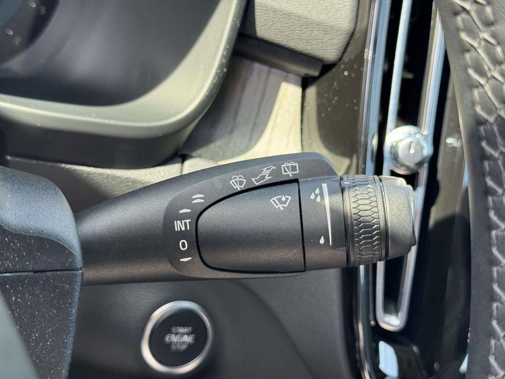 2023 Volvo XC40 B5 Plus Dark Theme