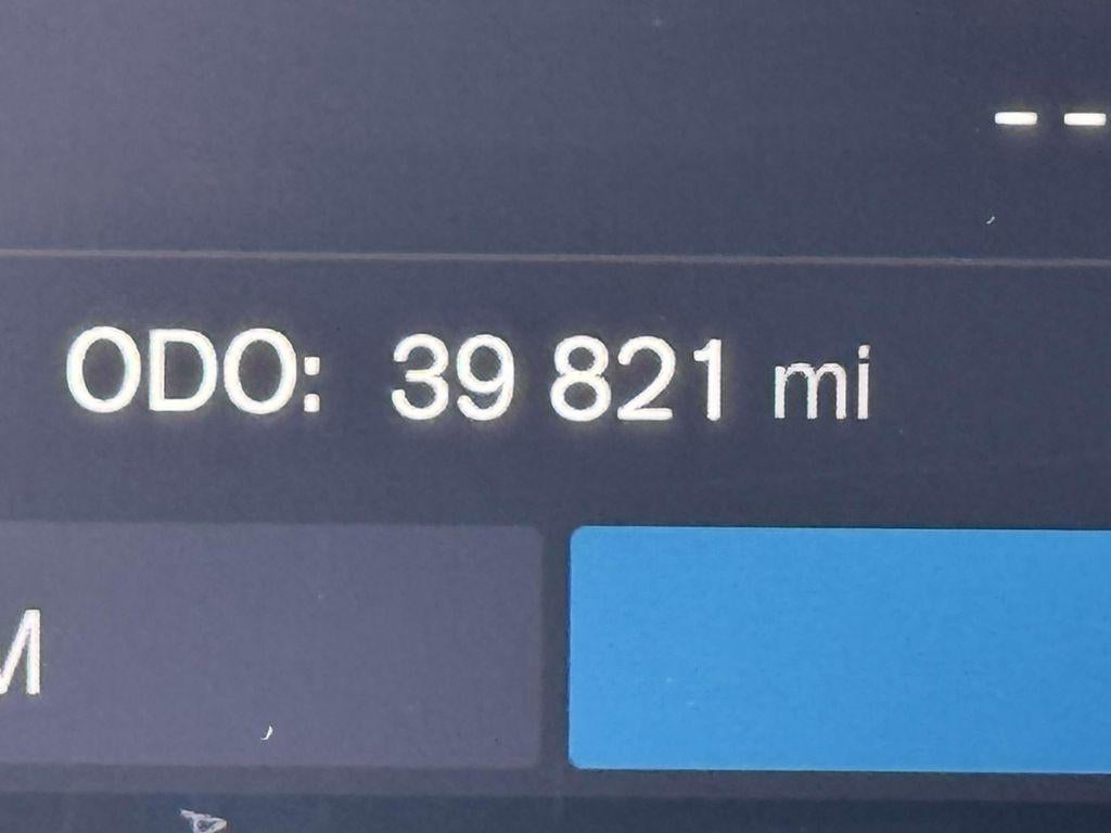 2023 Volvo XC40 B5 Plus Dark Theme