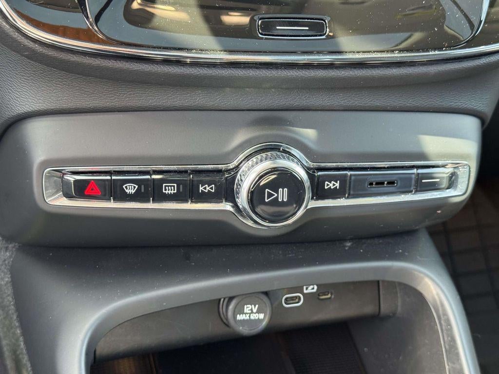 2023 Volvo XC40 B5 Plus Dark Theme