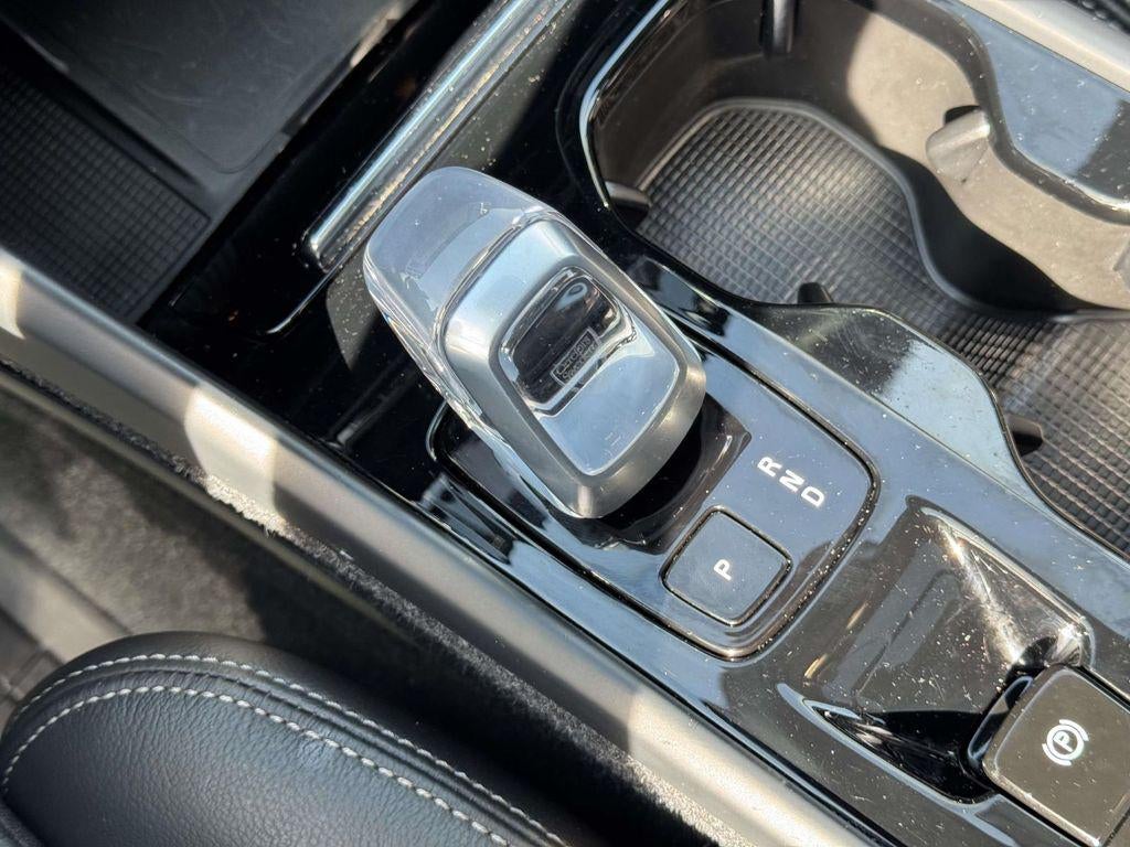 2023 Volvo XC40 B5 Plus Dark Theme