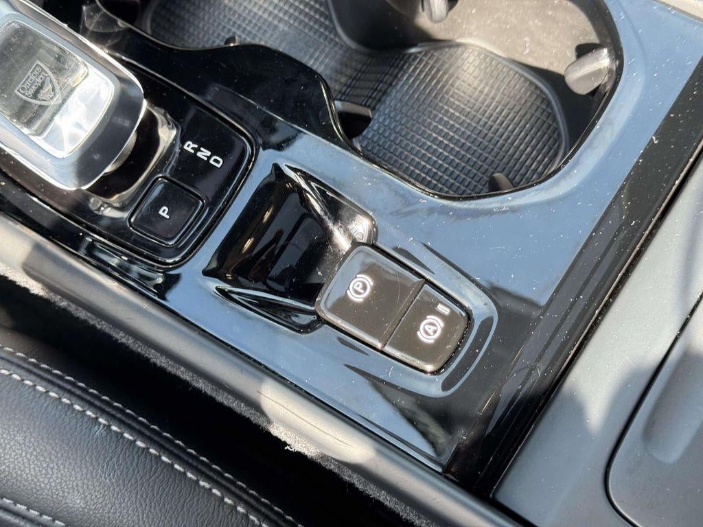 2023 Volvo XC40 B5 Plus Dark Theme