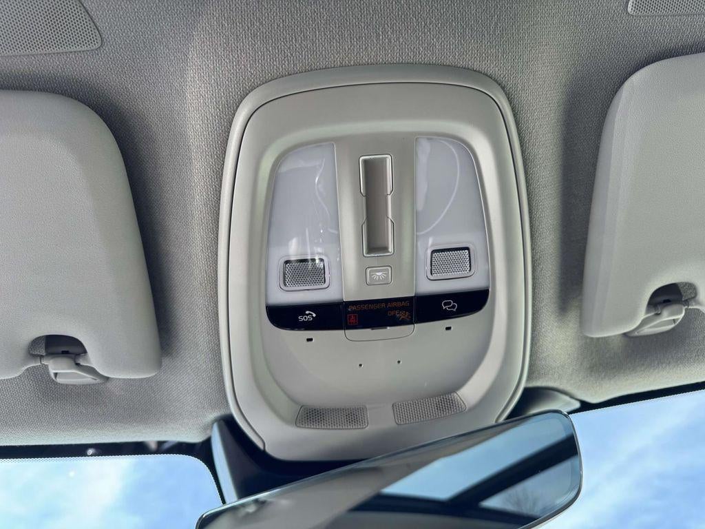 2023 Volvo XC40 B5 Plus Dark Theme