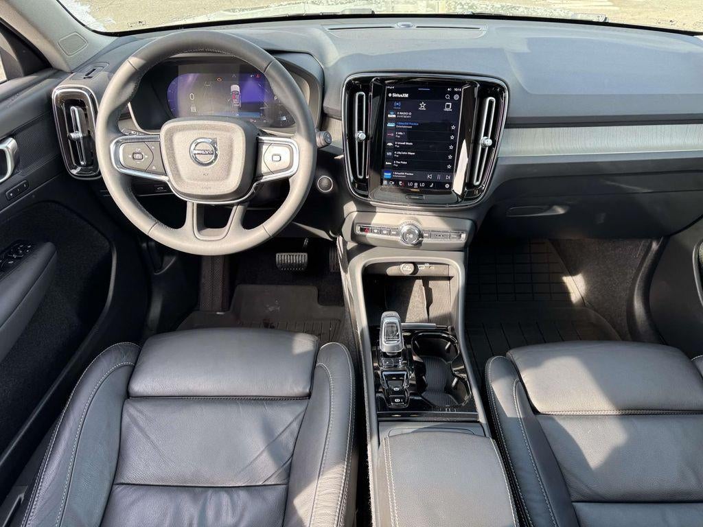2023 Volvo XC40 B5 Plus Dark Theme