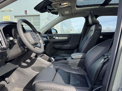 2023 Volvo XC40 B5 Plus Dark Theme