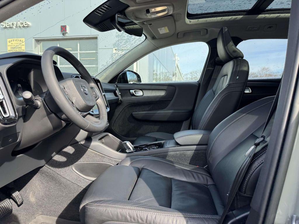 2023 Volvo XC40 B5 Plus Dark Theme